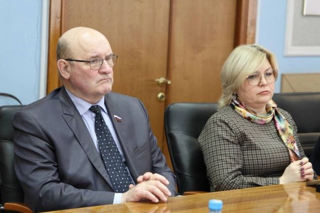 Областные депутаты одобрили меры поддержки семей участников СВО