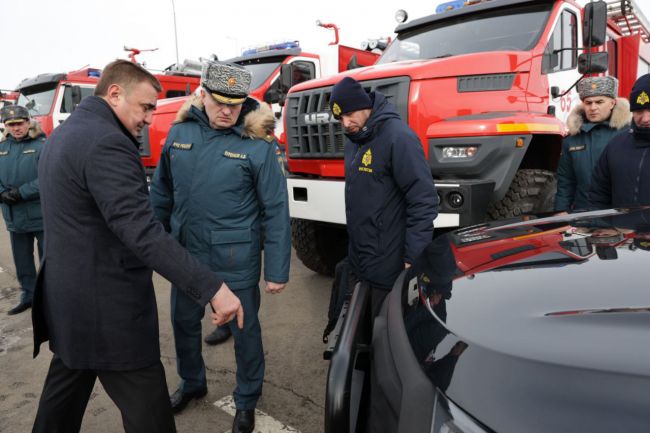 Александр Куренков и Алексей Дюмин передали оборудование и технику тульским спасателям