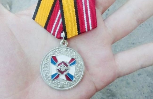 Выпускника Октябрьской школы поздравили с вручением медали «За воинскую доблесть»