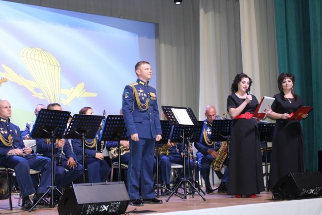 В Дедиловском СДК с успехом выступил военный оркестр тульских десантников