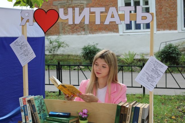 Киреевская районная библиотека организовала фотозону для любителей читать