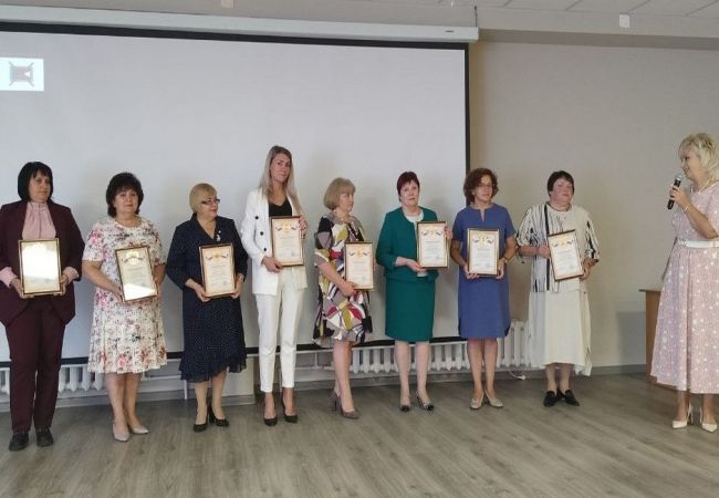 На августовской педконференции коллективы школ наградили за подготовку «золотых» медалистов