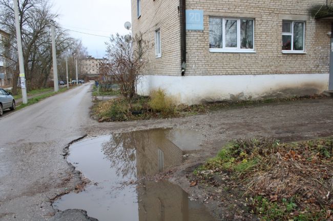 Жители дома номер 20 на  улице Толстого просят засыпать яму сейчас, а им отказывают в этом