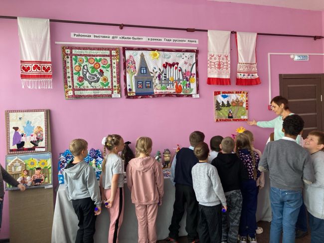 В стенах Кузнецовского Дома культуры начала свою работу передвижная районная выставка
