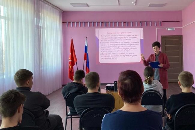 В Кузнецовском Доме культуры прошла тематическая беседа со старшеклассниками, посвящённая Дню местного самоуправления