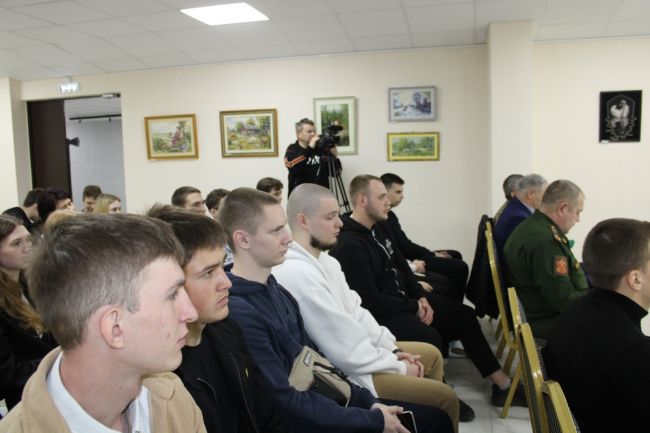 В Киреевске в торжественной обстановке вручили повестки призывникам
