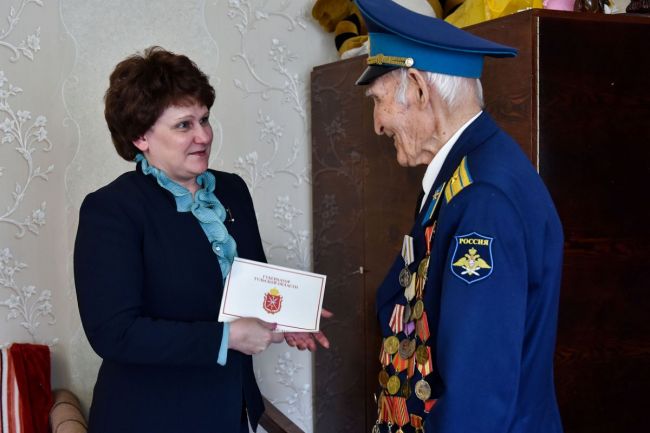 Ветеранам Великой Отечественной войны вручают подарки ко Дню Победы