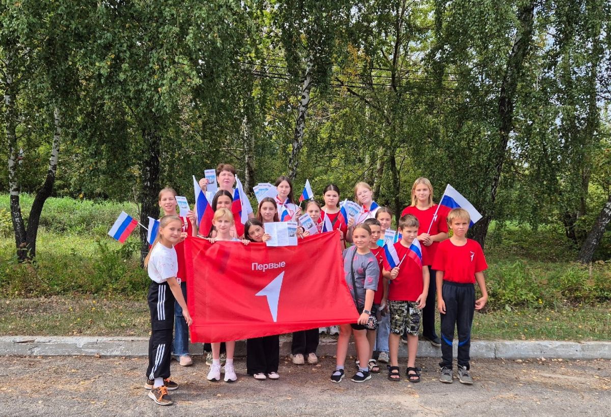 В поселке Красный Яр сотрудники Гамовской сельской библиотеки организовали уличную патриотическую акцию