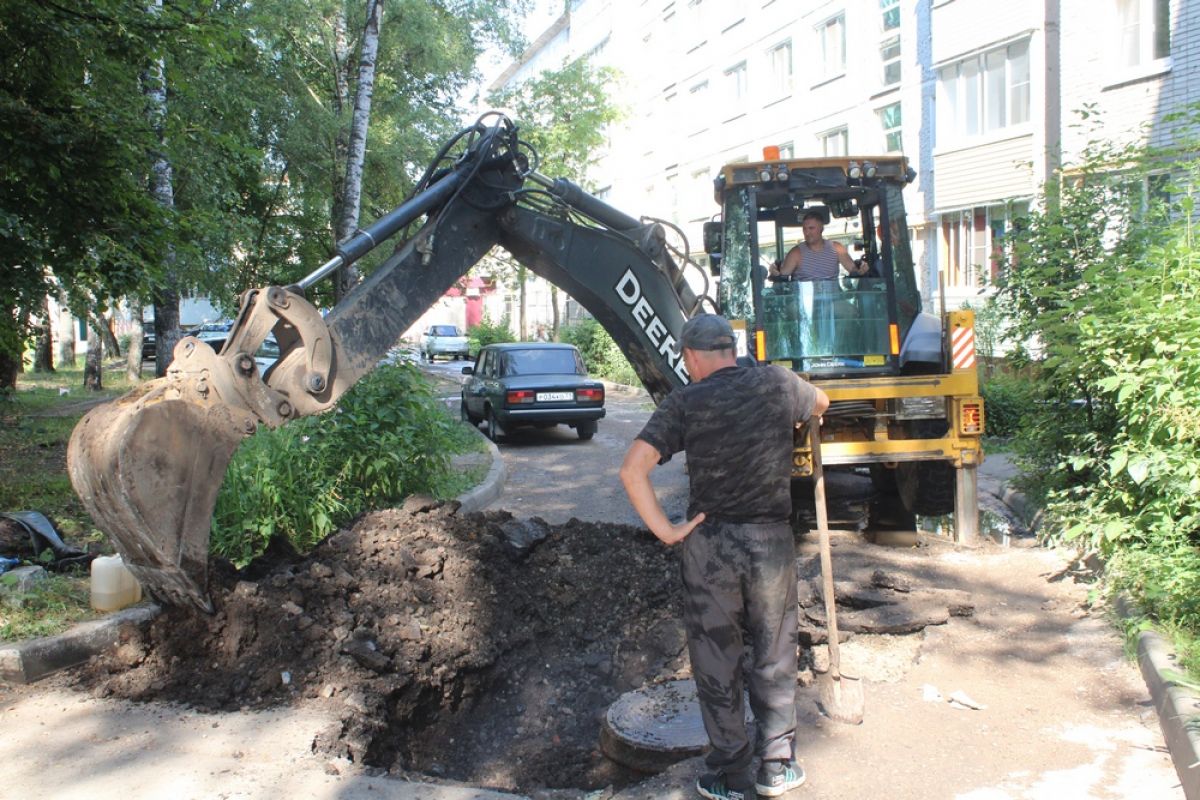 В Киреевске на улице Гагарина, д. 16 ремонтируют водопровод