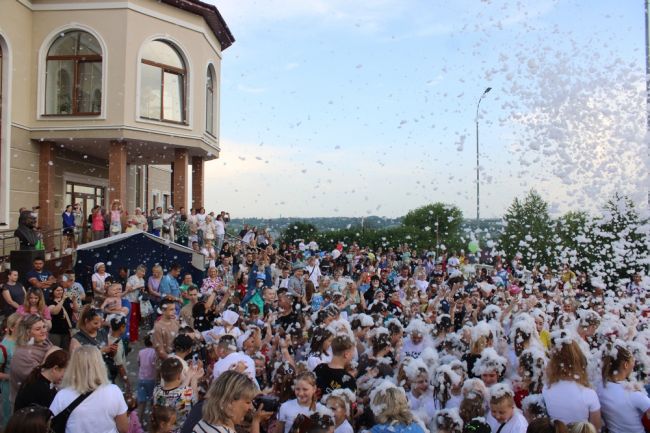 Фестиваль молока в Дедилово завершился весёлой пенной дискотекой