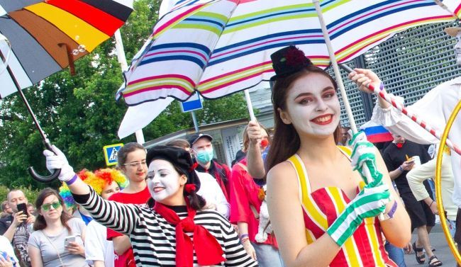 Участниками циркового шествия на Выставке «Россия» стали более 1000 артистов цирка