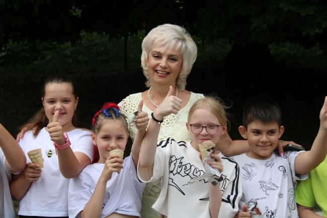 В честь Дня России киреевские школьники получили в подарок мороженое