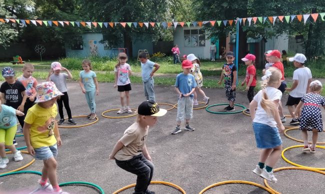 Дошколята из «Алёнушки» сыграли в традиционные летние игры