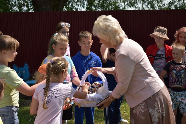 Инна Калугина пожелала детям ярких впечатлений и угостила мороженым