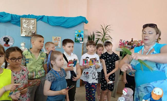 Приупских школьников познакомили с выставками народной школы-студии «Традиция»