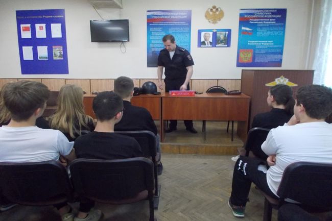 Большекалмыкские школьники побывали на экскурсии в отделе полиции
