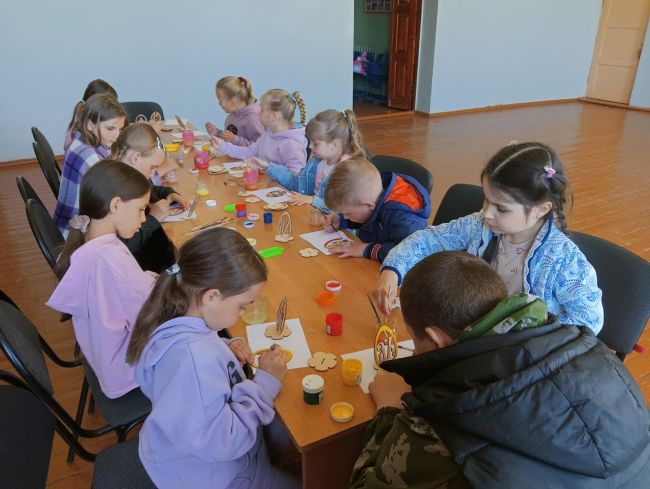В Черногрязевском Доме культуры прошло занятие по росписи яиц