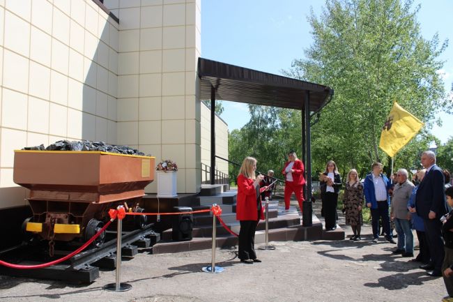 В День музеев в Киреевске торжественно открыли арт-объект «Шахтёрская вагонетка»