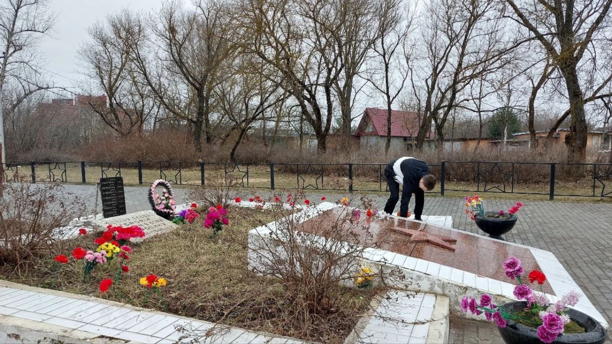 В посёлке Бородинский привели в порядок памятник «Родина-Мать»