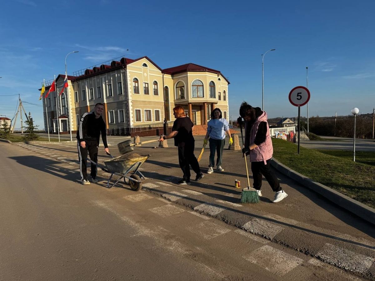 В Дедилово убрали территорию Дома культуры