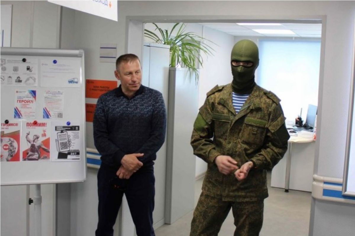 В кадровом центре Ясногорска прошла профориентационная встреча с участником СВО