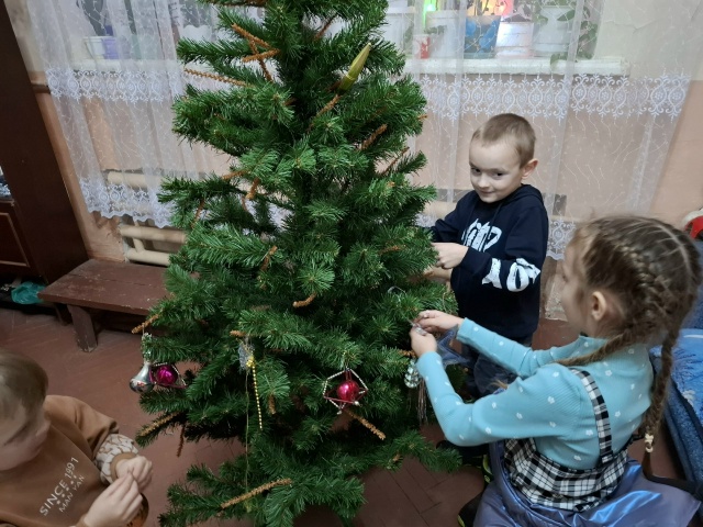 Юные бородинцы нарядили ёлочку-красавицу Юные бородинцы нарядили ёлочку-красавицу