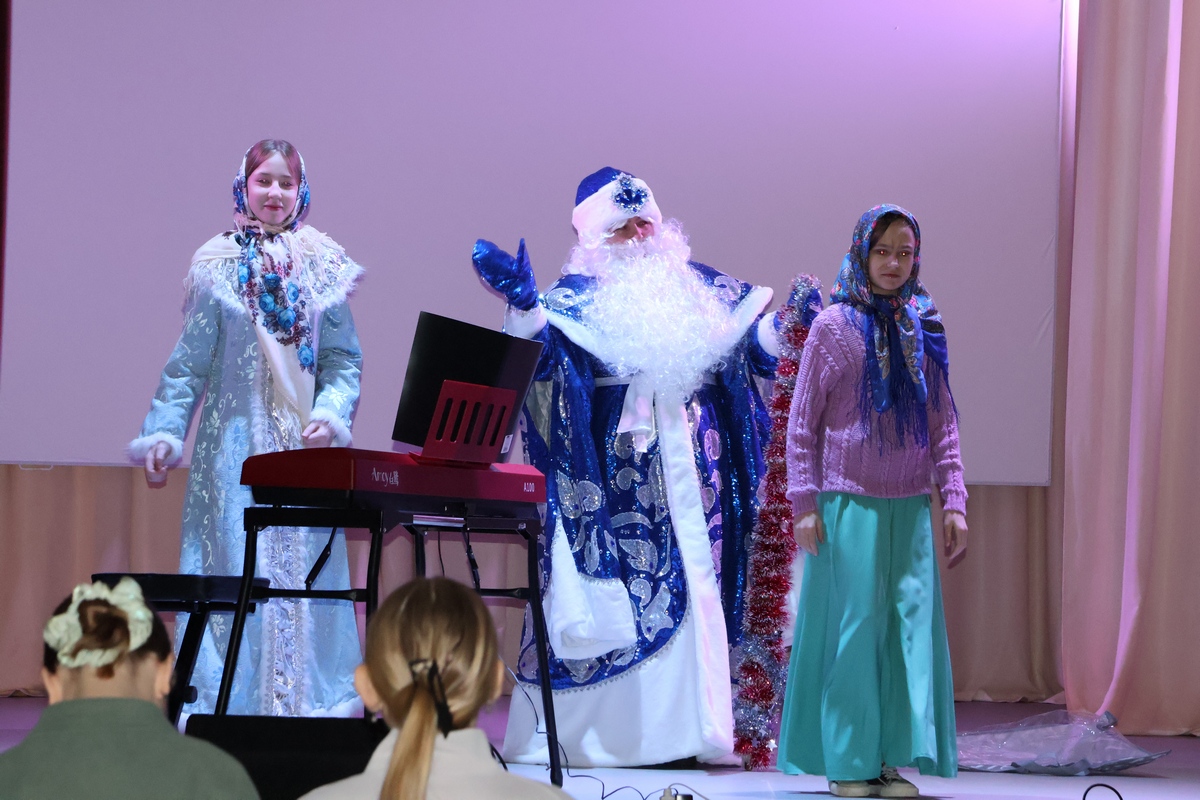 Новогодний концерт Бородинской ДМШ в Октябрьском доме культуры. Фоторепортаж