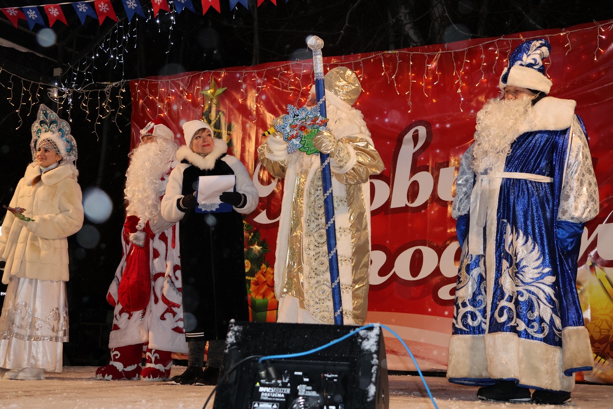 Праздничный концерт в честь открытия городской ёлки на площади Ленина в Киреевске. Фоторепортаж