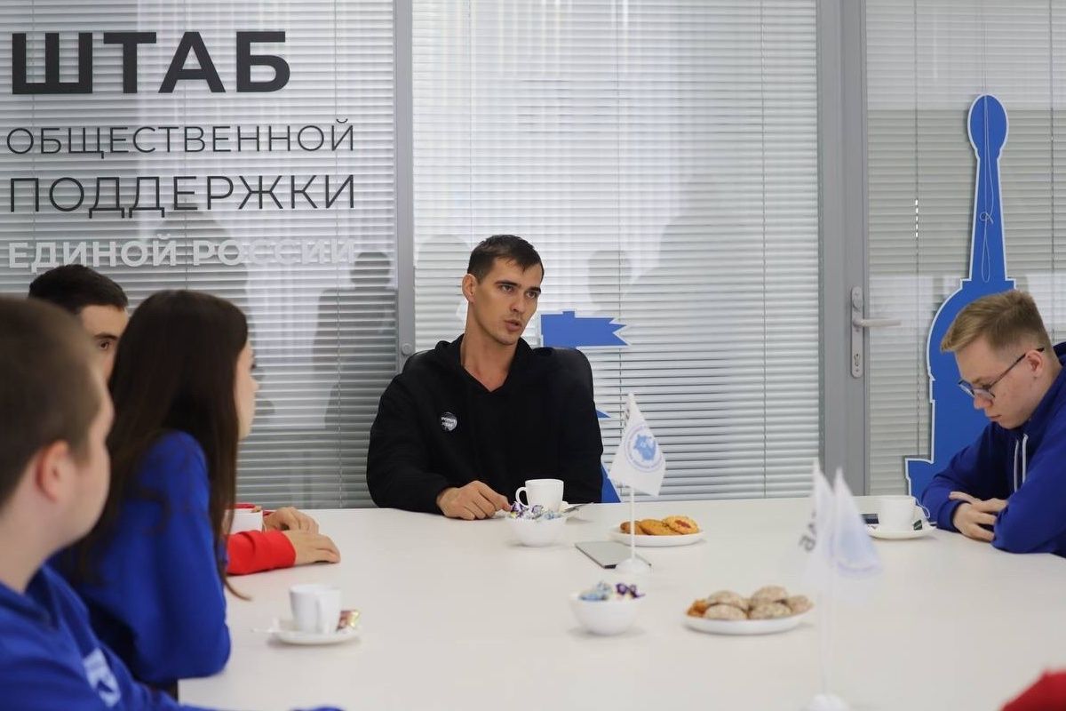 Волонтеры «Молодой Гвардии» встретились с участником СВО в Туле Волонтеры «Молодой Гвардии» встретились с участником СВО в Туле