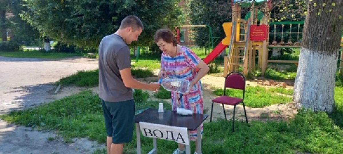 На площади Приупского дома культуры организована раздача воды