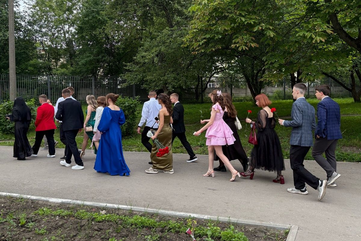 В Шварцевском на выпускной возродили традицию чтить память героев