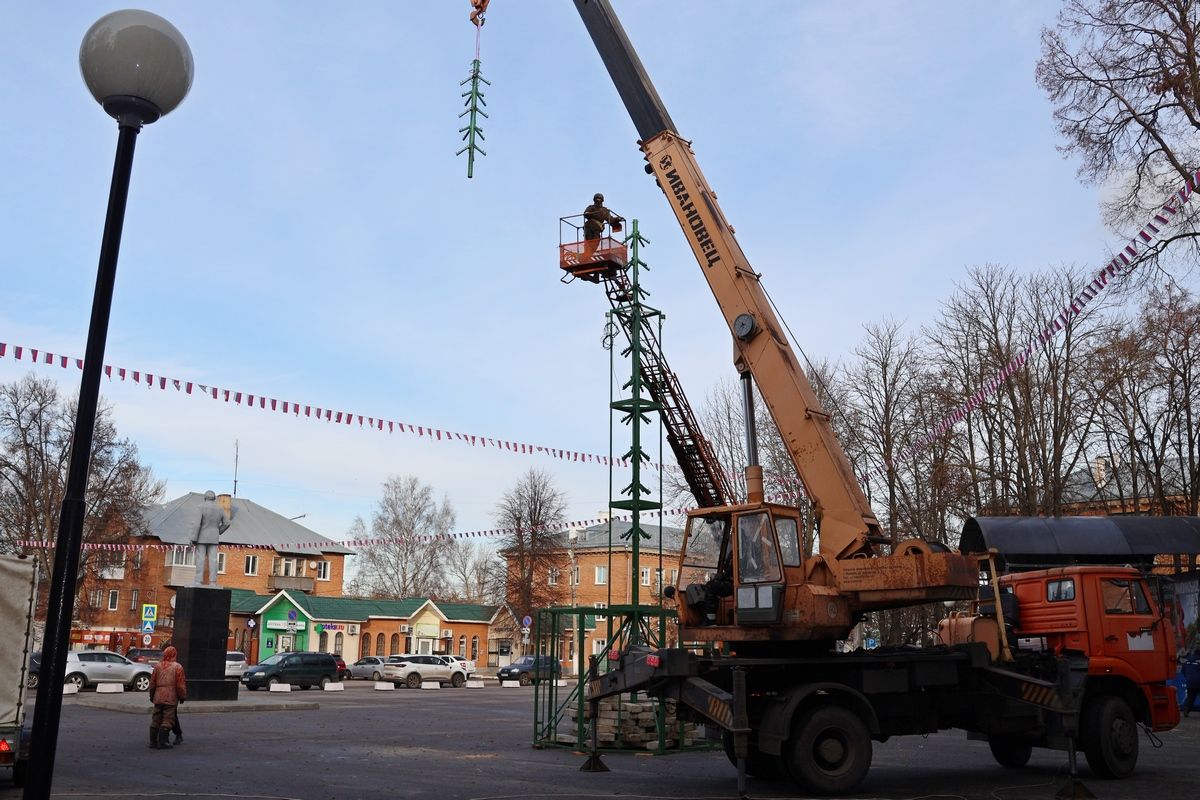 Установка ствола новогодней ёлки на площади Ленина.Фоторепортаж