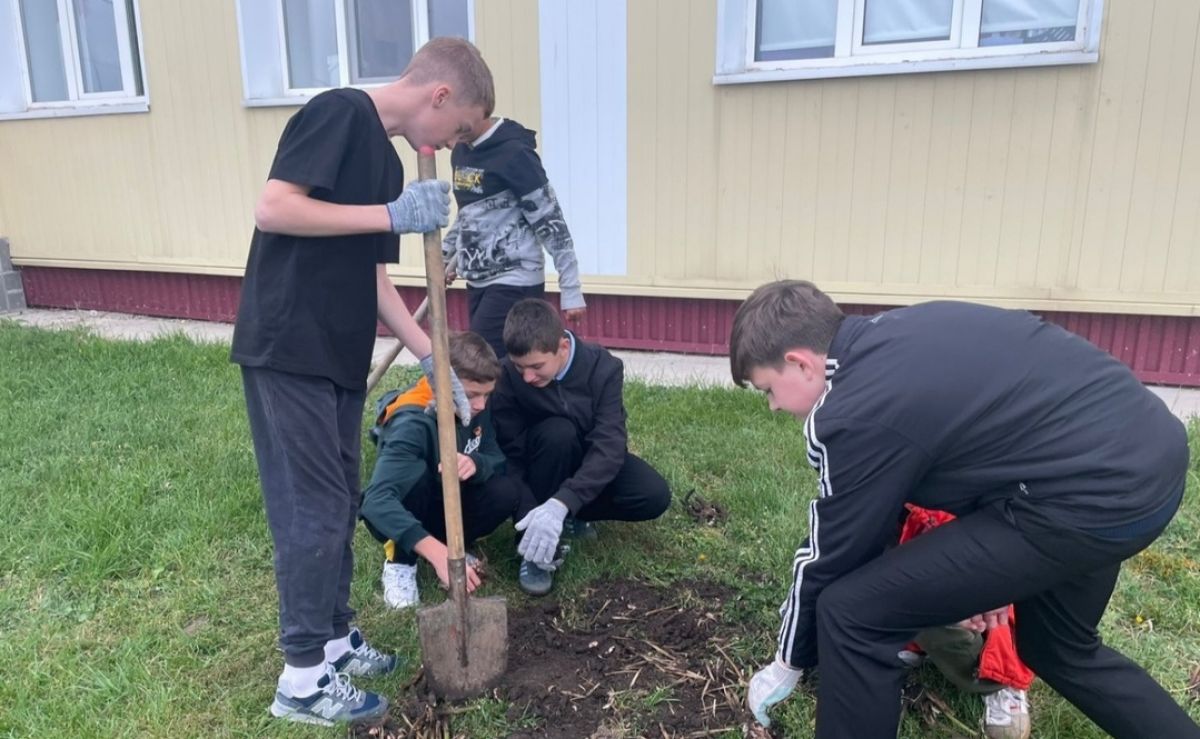 Юные жители Дедилово приняли участие в благоустройстве школы в рамках недели добра