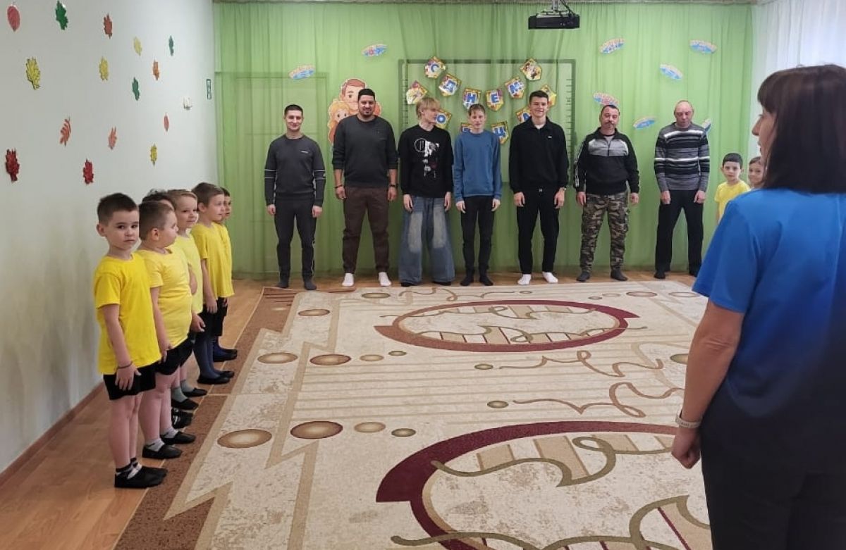 Киреевские дошкольники накануне праздника сделали зарядку с папами
