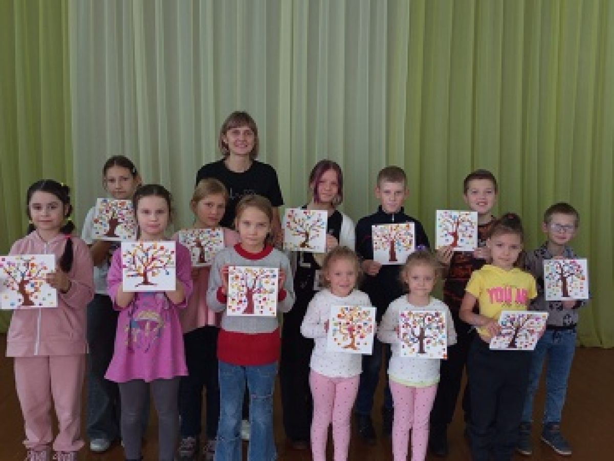 Черногрязевские мальчишки и девчонки сделали панно из обычных пуговиц Черногрязевские мальчишки и девчонки сделали панно из обычных пуговиц