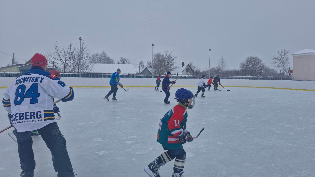 На ледовом катке стадиона «Юность» в Киреевске прошёл семейный матч На ледовом катке стадиона «Юность» в Киреевске прошёл семейный матч