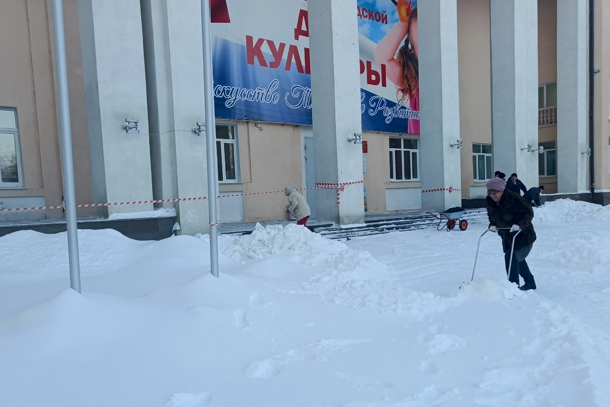 Сотрудники Киреевского ГДК провели «снежный» субботник