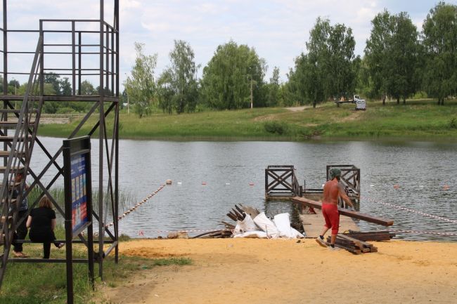 В Киреевском парке ремонтируют пирс на пруду