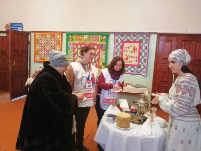 На избирательном участке в Черной Грязи угощали блинами и ароматным чаем