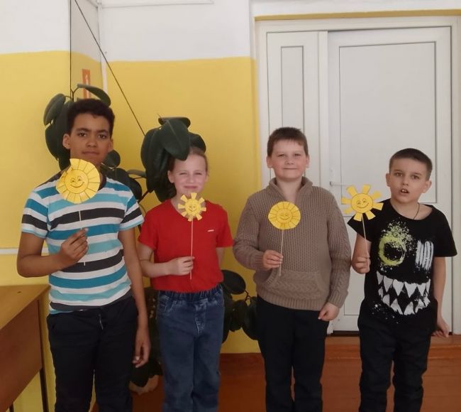 Кузнецовские мальчишки и девчонки изготовили символ Масленицы - солнышко
