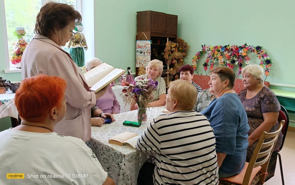 В Приупском в литературной гостиной читали стихи про осень