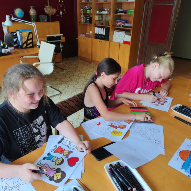 Шварцевские мальчишки и девчонки нарисовали свои семьи