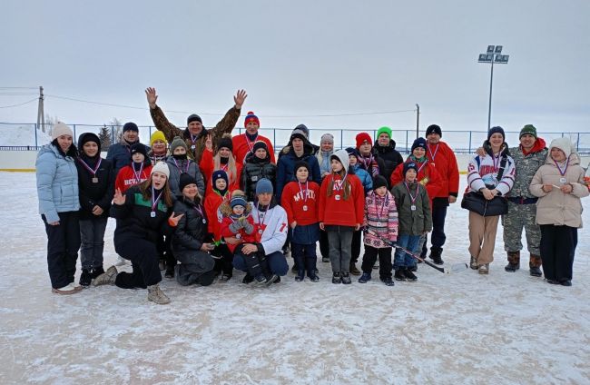 Две семьи из Шварцевского заняли первое место в хоккейном фестивале