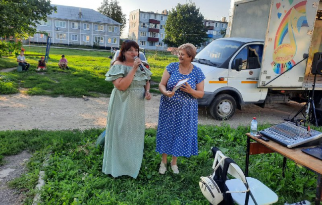 Елена Жарова: Привлекая детей к помощи, мы воспитываем в них дух патриотизма