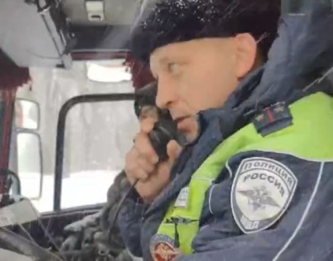 Госавтоинспекторы призывают водителей большегрузов не продолжать путь до прекращения снегопада
