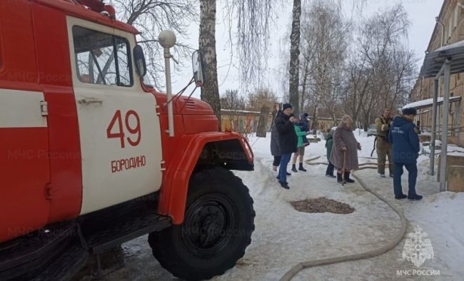 При пожаре в Бородинском спасли трёх жителей трёхэтажки