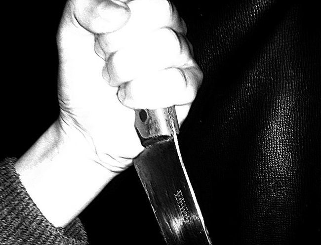 В соседнем районе буйный мужчина порезал себя ножом и напал на полицейских