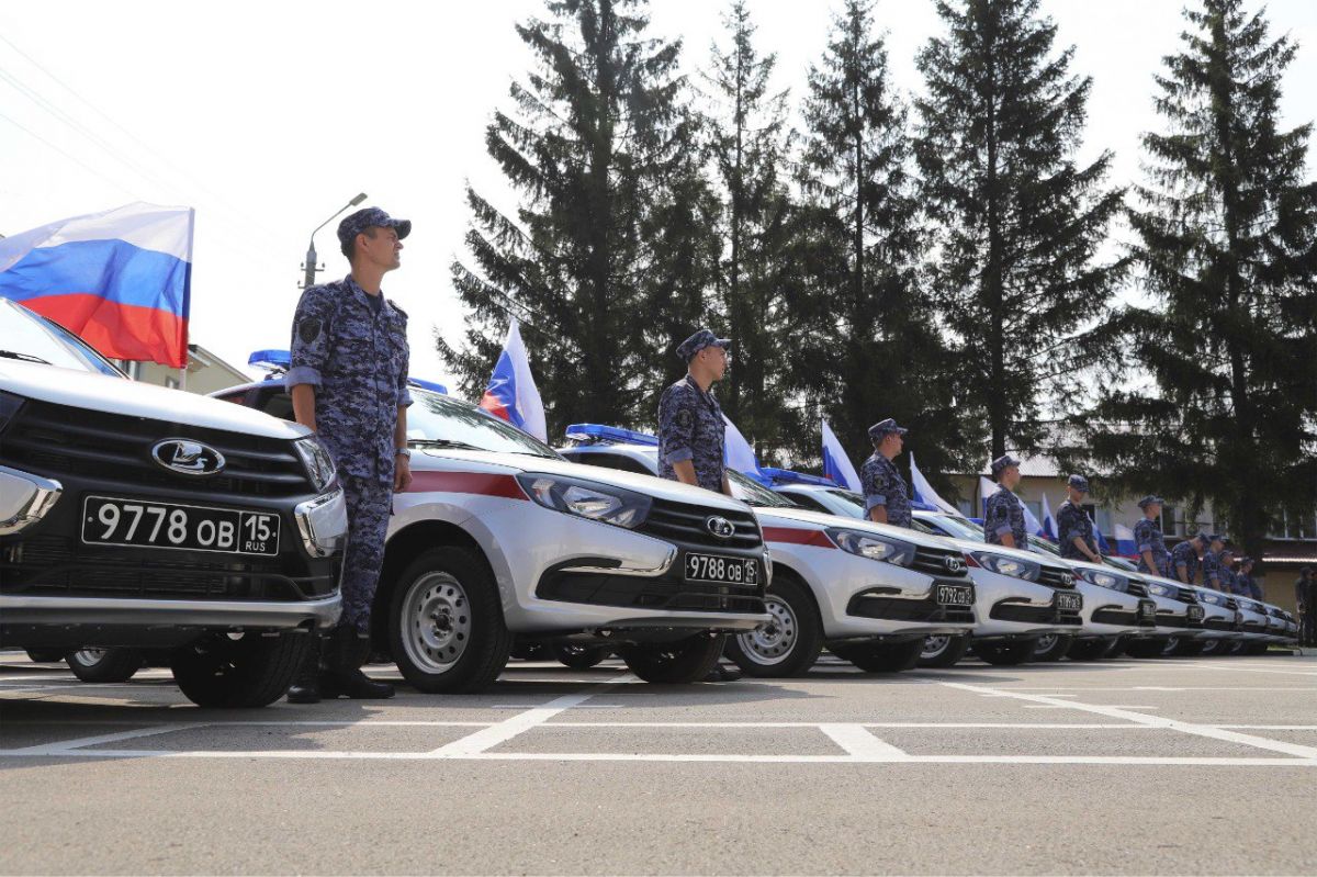 Тульские росгвардейцы получили служебные автомобили в День Государственного флага