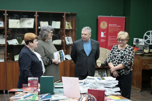 Николай Воробьёв передал книги в библиотеки региона