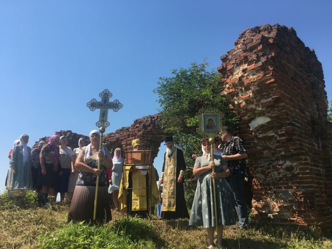 В Дедилово прошла молитва у стен разрушенного храма